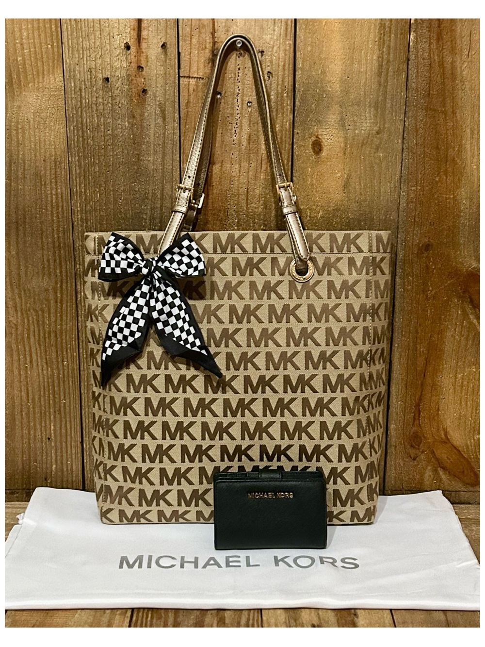 Michael Kors. 4 Piece: Jet Set Signature Tote & Free Wallet, Scarf & Dust Bag. - Picture 16 of 16